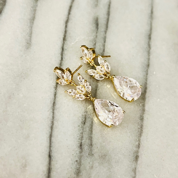 Vintage Clear Crystal Dangle Earrings Drop Style Teardrop Gold Toned Metal Stud - Picture 1 of 6